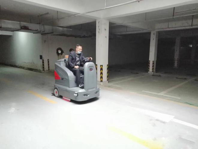 南开小区物业保洁不用人力改用驾驶式洗地机了